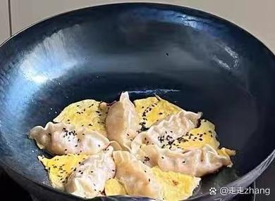对面放着铁锅对着我家