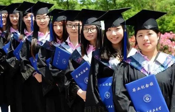 大专能叫大学生吗