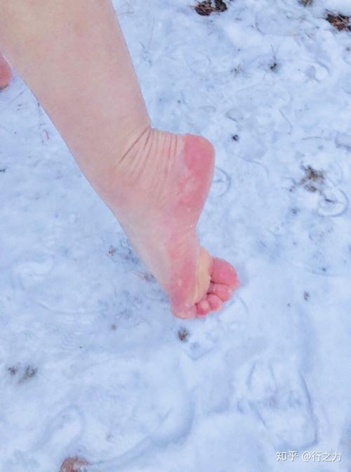 雪地光脚丫