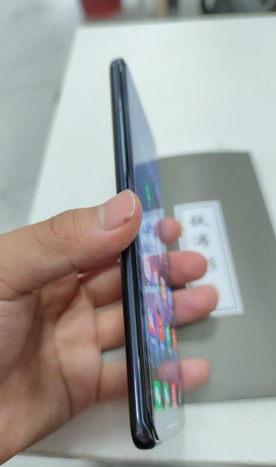 手机贴膜用不用把自带的膜去掉截图