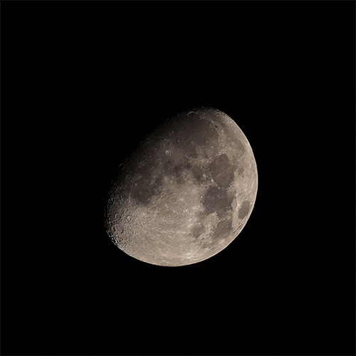 浩瀚星空的一轮弯月