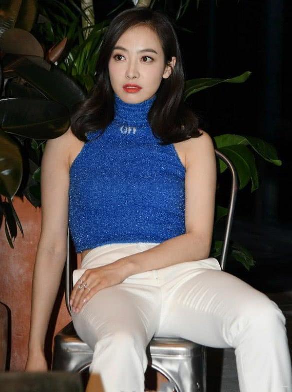 女子霸气坐姿图片截图