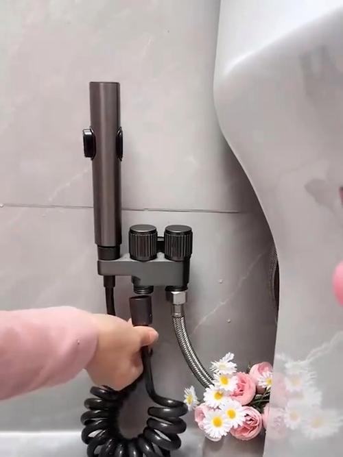 马桶边上的喷枪干什么用的