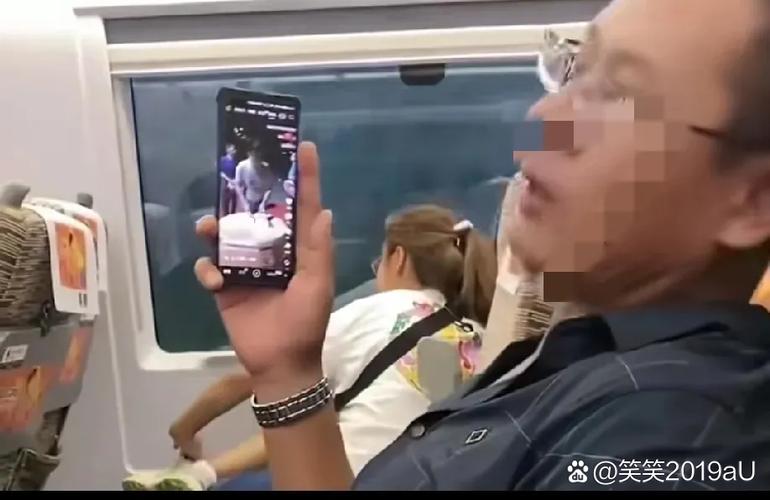 手机发出奇怪的人声音