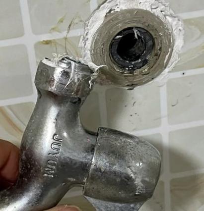 水管断里面了怎么弄出来