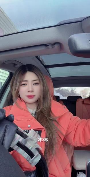抖音女生在车里唱火的一首歌截图