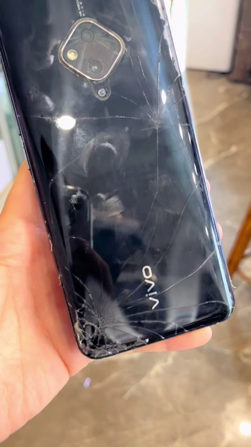 手机后盖碎了会爆炸吗