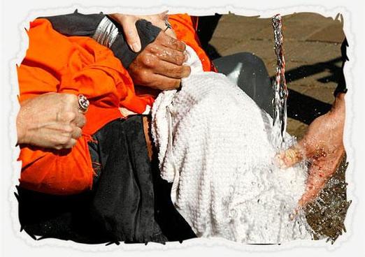 女子被水刑压肚子