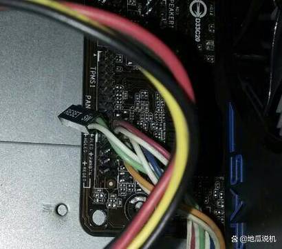 关机显卡供电口白灯闪一下