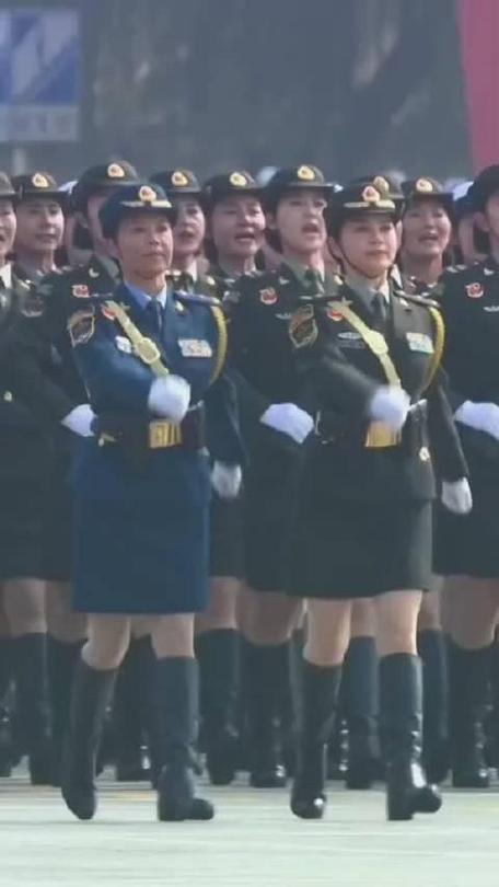 女兵肚脐中了一枪