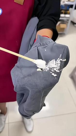 粘胶粘在衣服上用什么除掉缩略图
