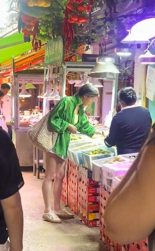 宋威龙张婧仪逛菜市场被偶遇