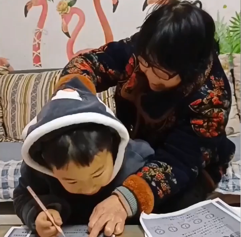 奶奶教我写作业截图