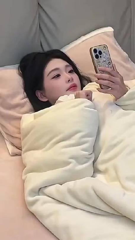 女生说躺着玩手机呢我该怎么回