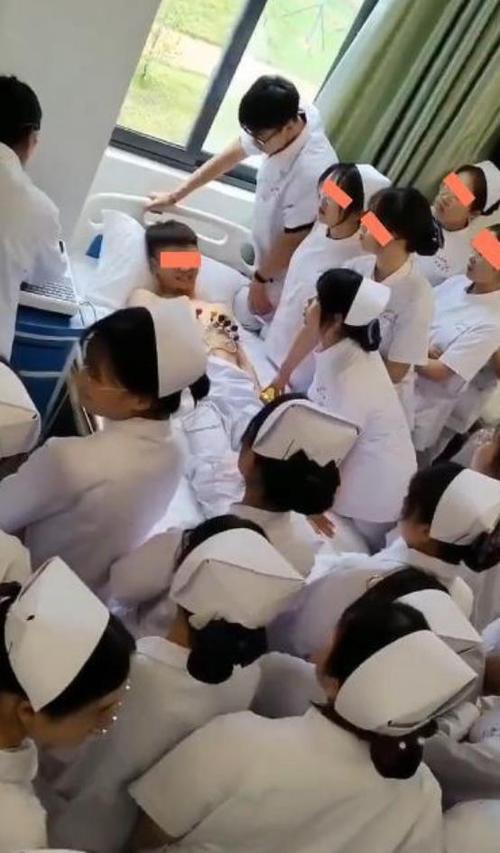 一群护士围着表情包图标