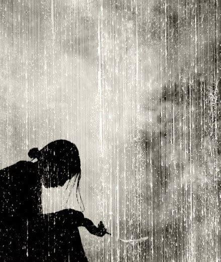 一个男人孤独淋雨图片