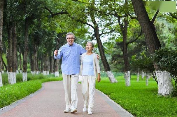 60岁女穿什么运动鞋好