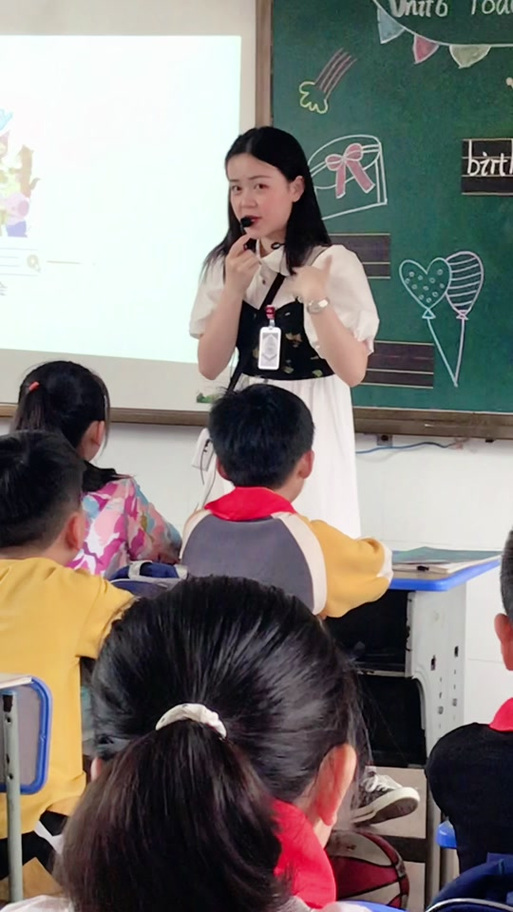 老师佩戴扩音器