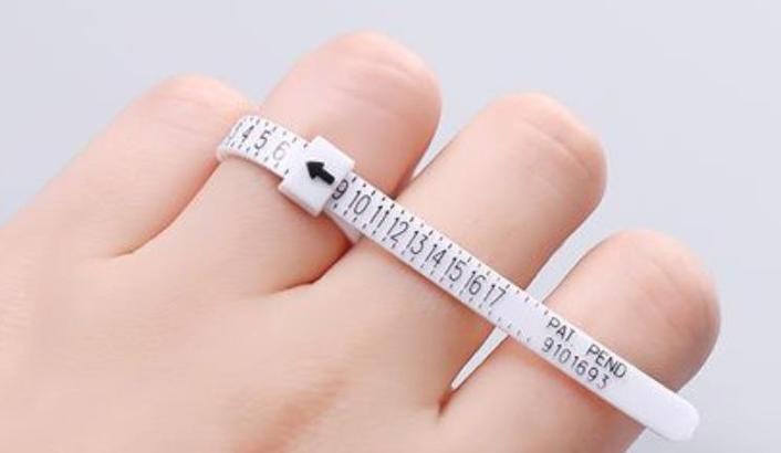 手围量哪个位置