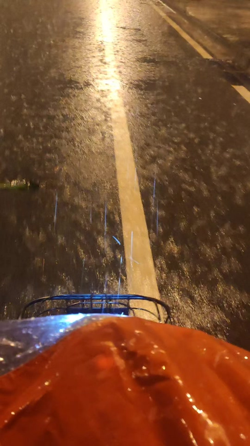 电瓶车淋雨