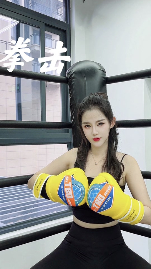 漂亮美女格斗二打一