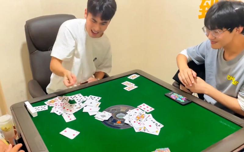 免费真人打扑克缩略图