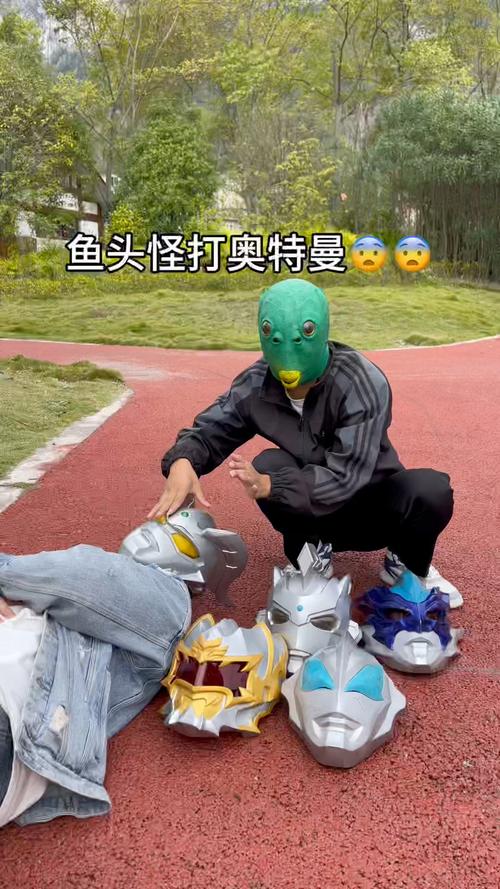 绿鱼头打奥特曼表情包图片赚钱版
