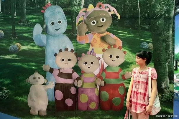 花园宝宝坐叮叮车去拥抱