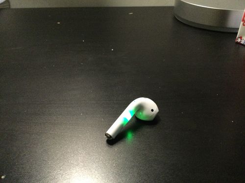 airpods充电时一直闪红灯