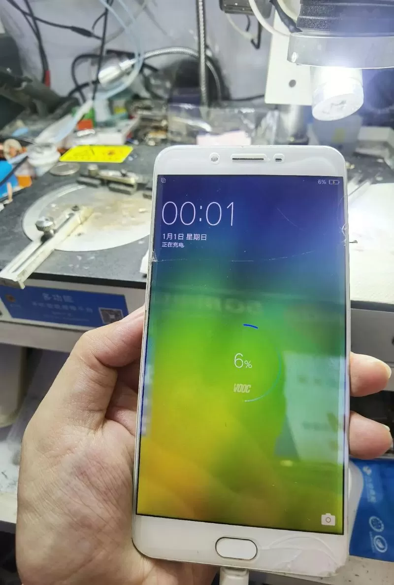 oppo充电不显示绿色是白色咋回事