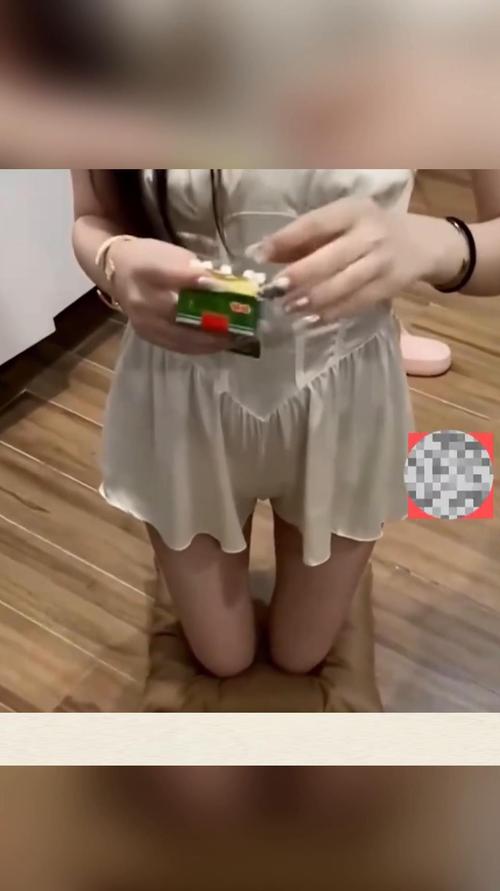 美女跪床❌❌被国产截图