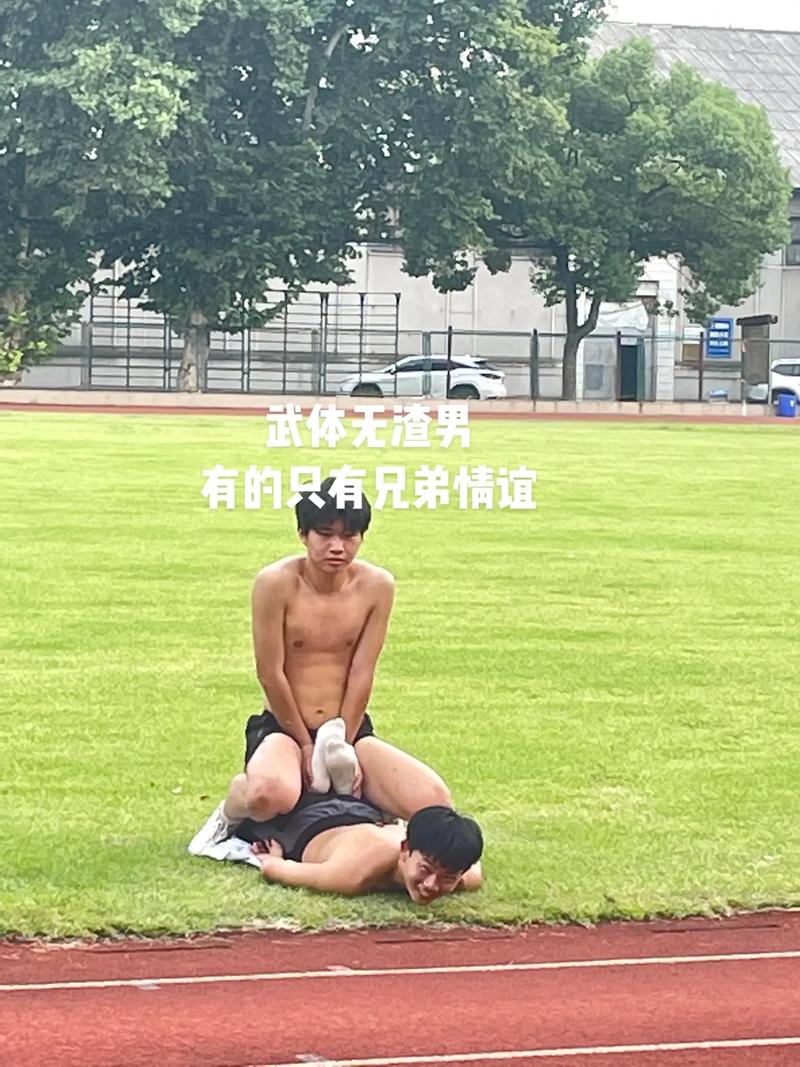体育生爽擼又大又粗的雞巴的视频