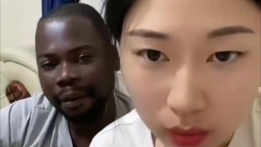高校女生与黑人男友直播互动截图