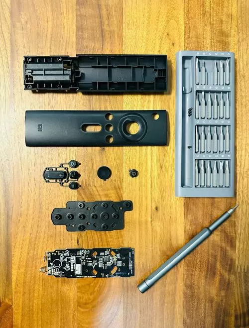 小米遥控器后盖拆解方法图