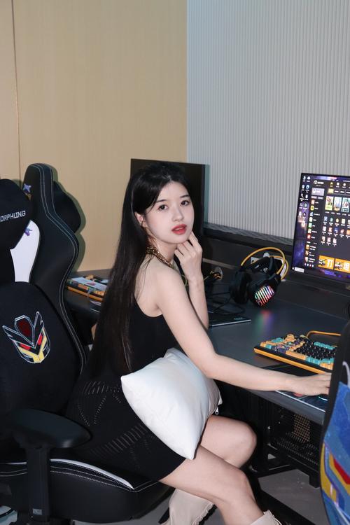网吧模拟器的美女服务员
