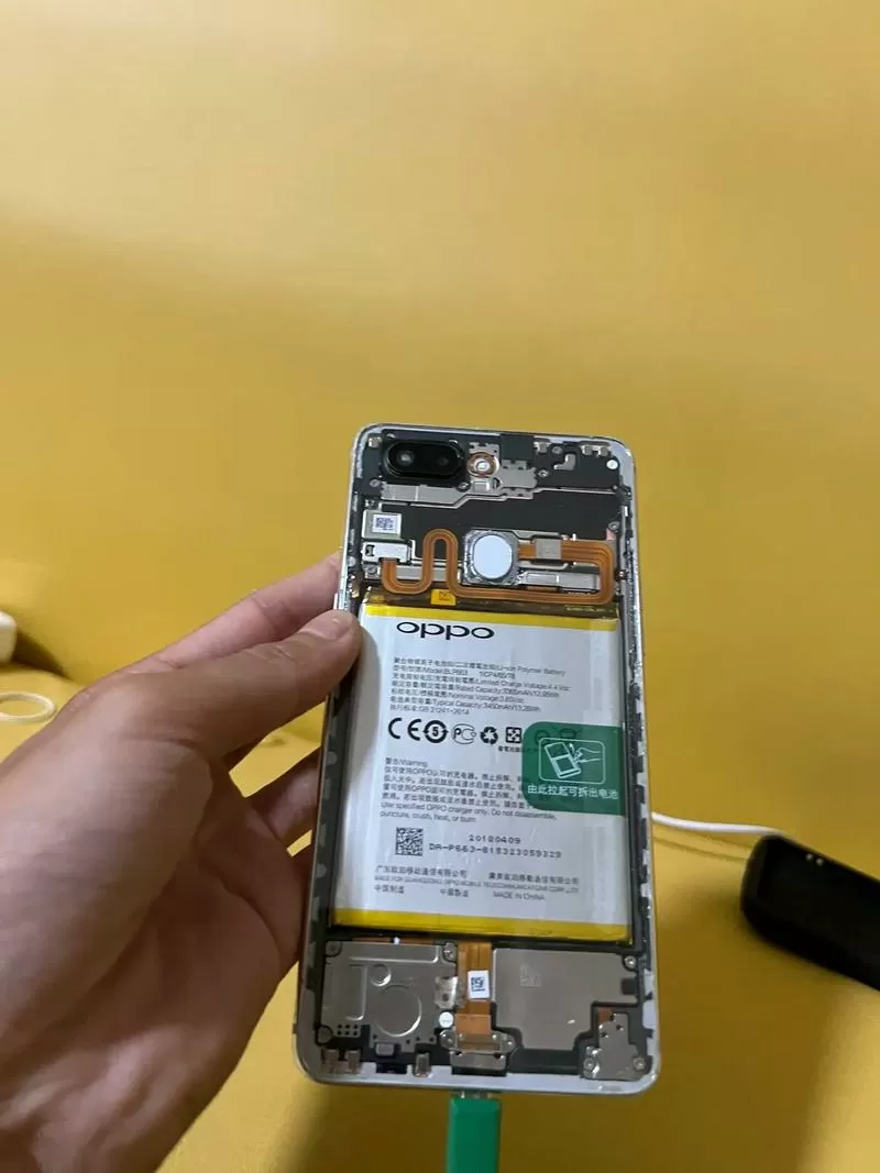 oppo手机后盖拆卸教程