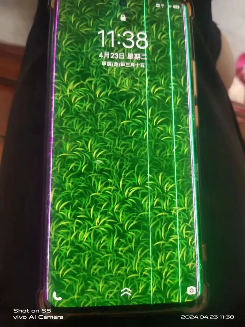 手机屏出现一条绿色竖线怎么回事