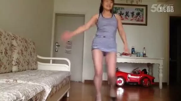 快乐小芳三点式广场舞