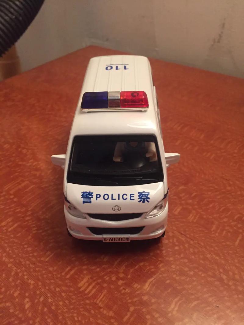 警察面包车驾驶警