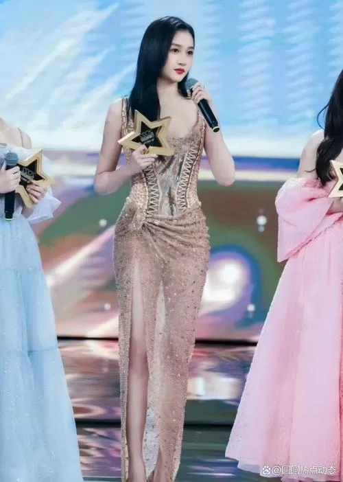 关晓彤裤子穿反后知后觉