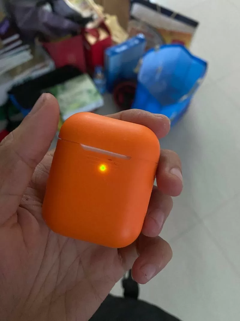 苹果耳机充电一闪一闪橙色光
