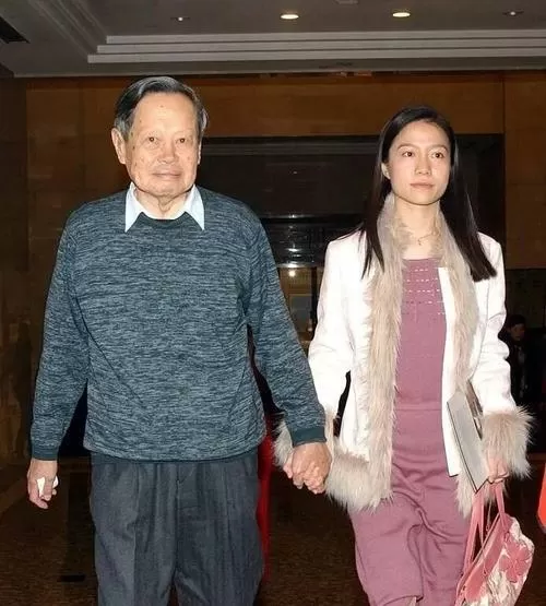 杨振宁曾称翁帆是最后的礼物