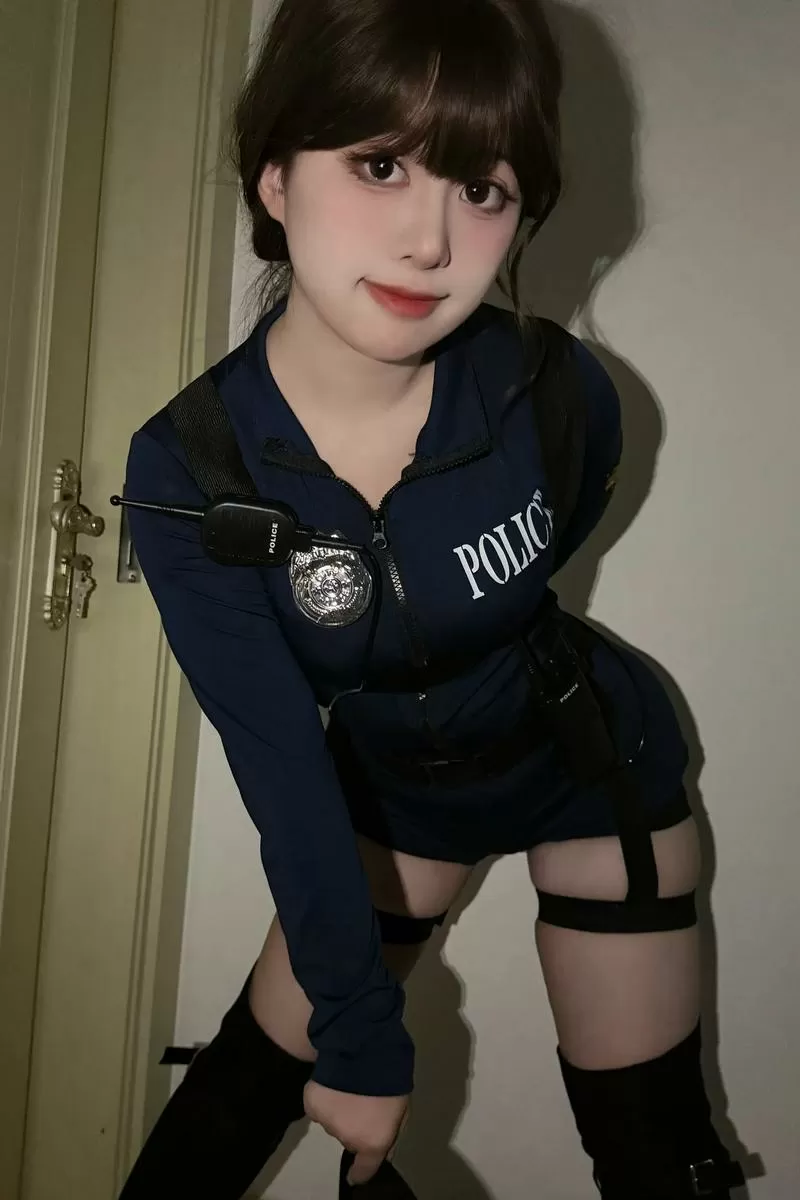 女警解放鞋抓捕男犯的图片
