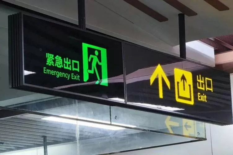 地铁车头逃生门