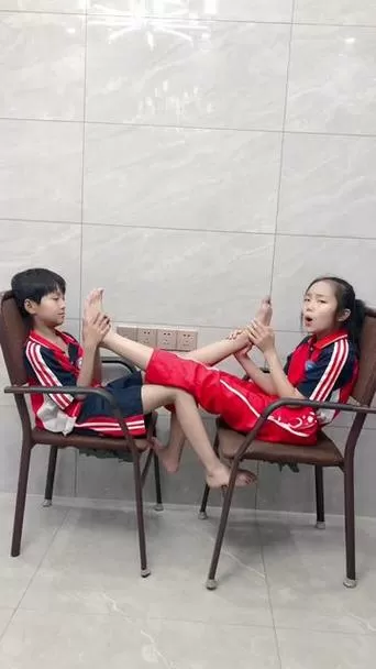 小蚂蚁光脚被挠脚心搞笑