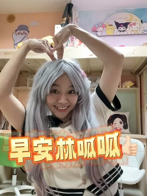 放林呱呱挠小美的脚心