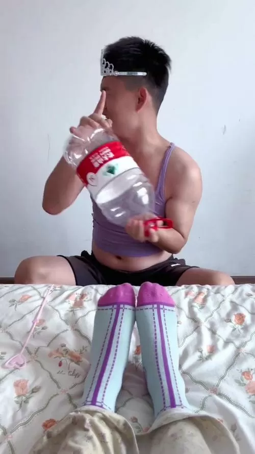 挠脚心男孩搞笑挑战视频