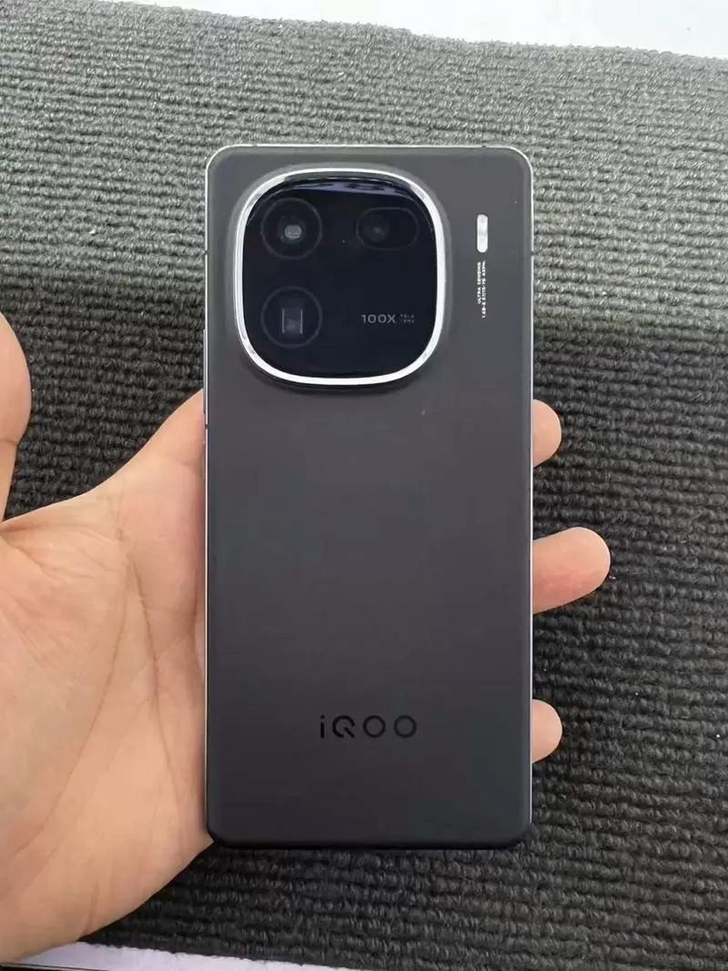 iQOO12屏幕色彩