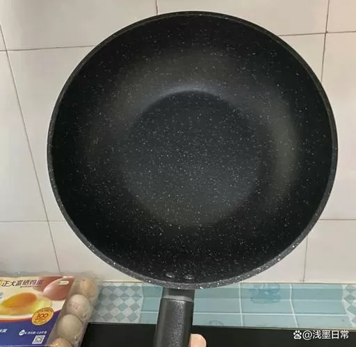 不粘锅有黑色的痕迹怎么办