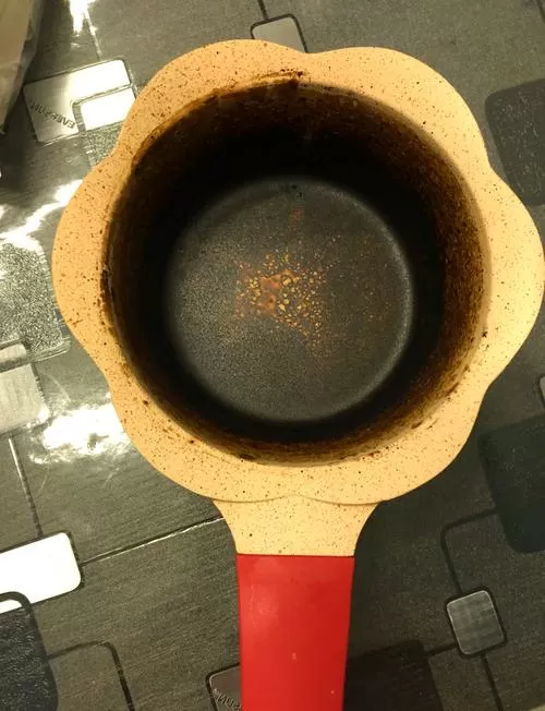 不粘锅干烧变黑还能用吗